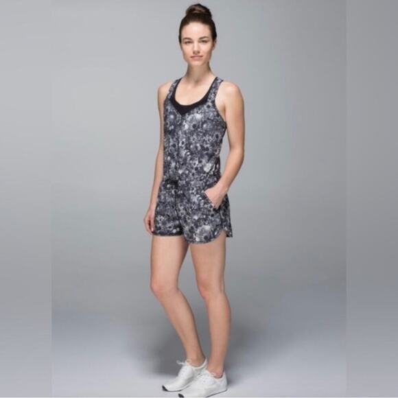 Lululemon The Runsie Flowabunga floral romper black white sz 4 - Picture 3 of 9